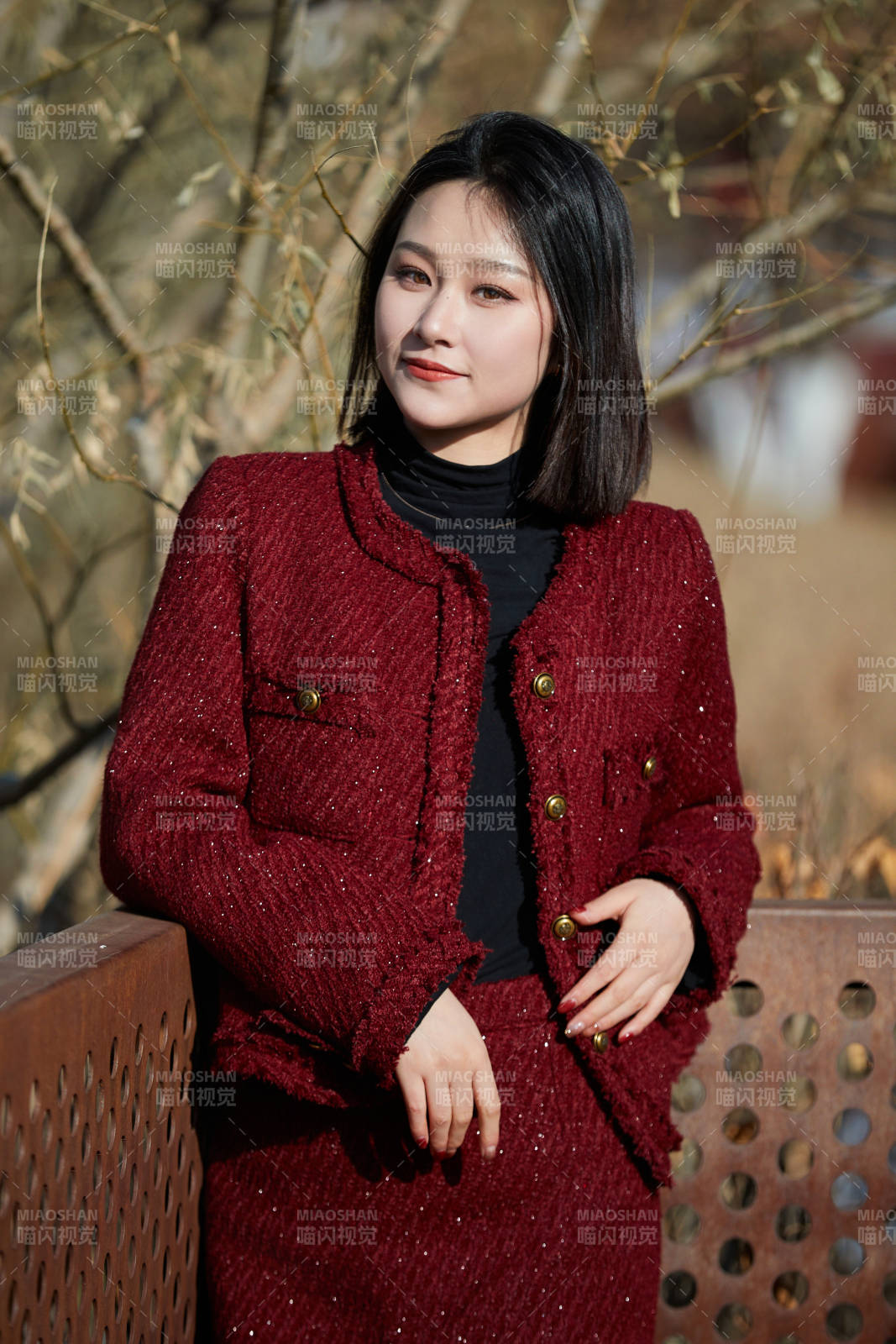 除夕在戶外公園游玩的亞洲少女