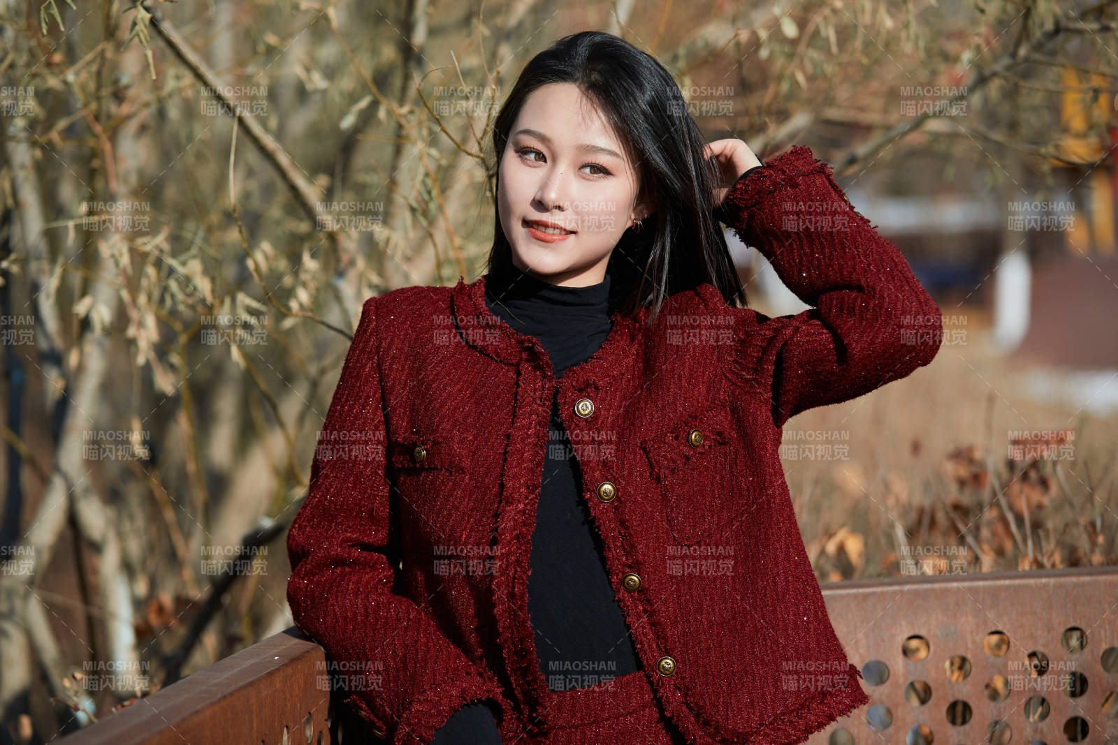 除夕在戶外公園游玩的亞洲少女