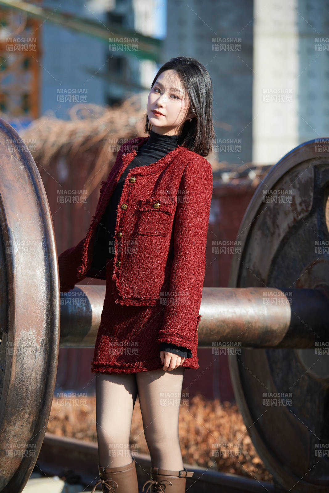 除夕在戶外公園游玩的亞洲少女