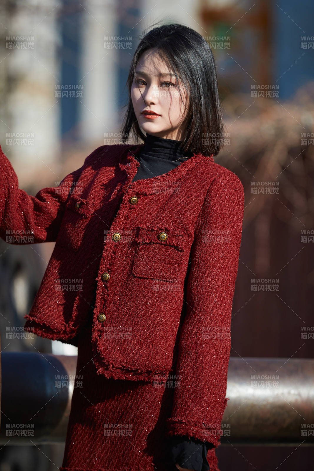 除夕在戶外公園游玩的亞洲少女