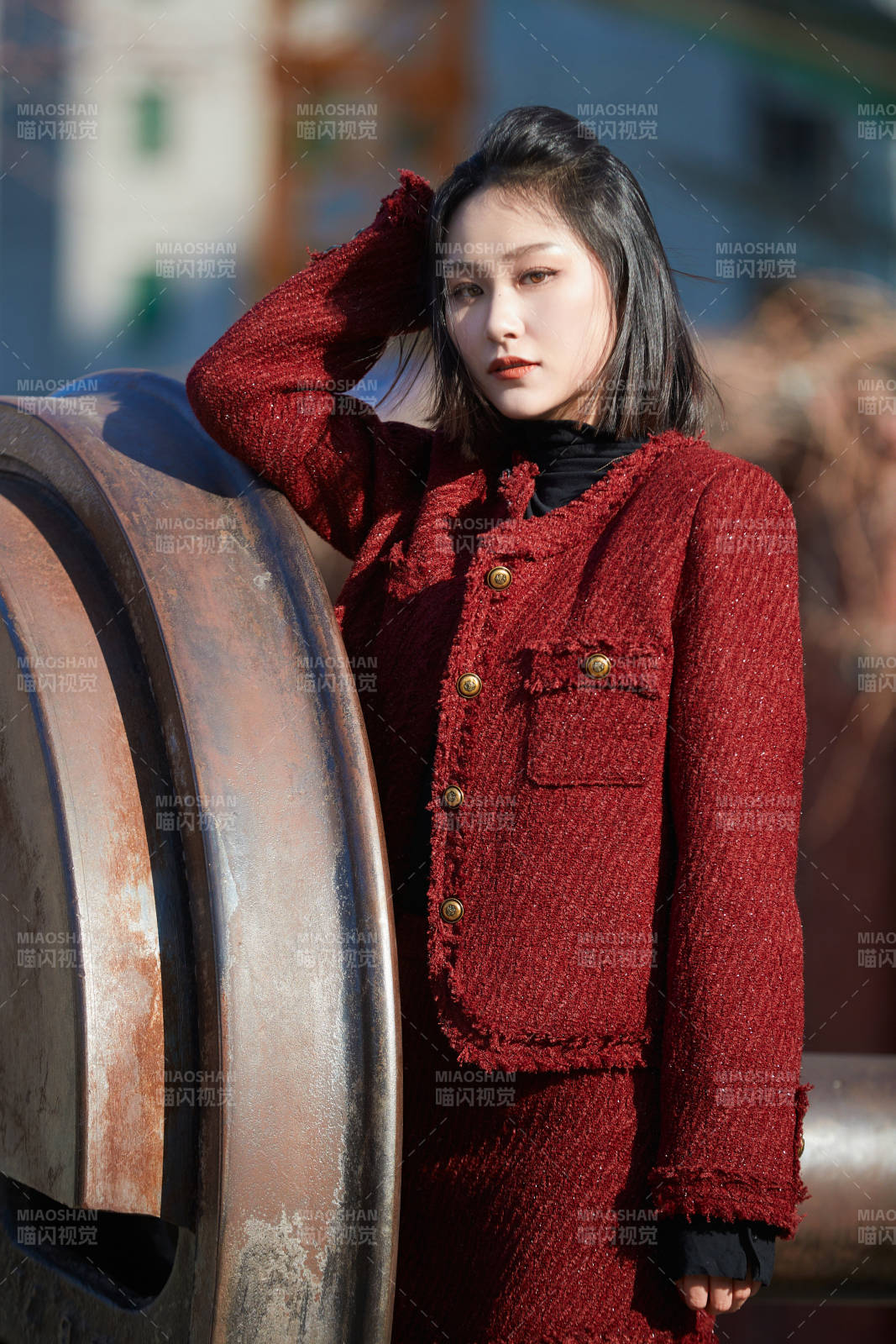 除夕在户外公园游玩的亚洲少女