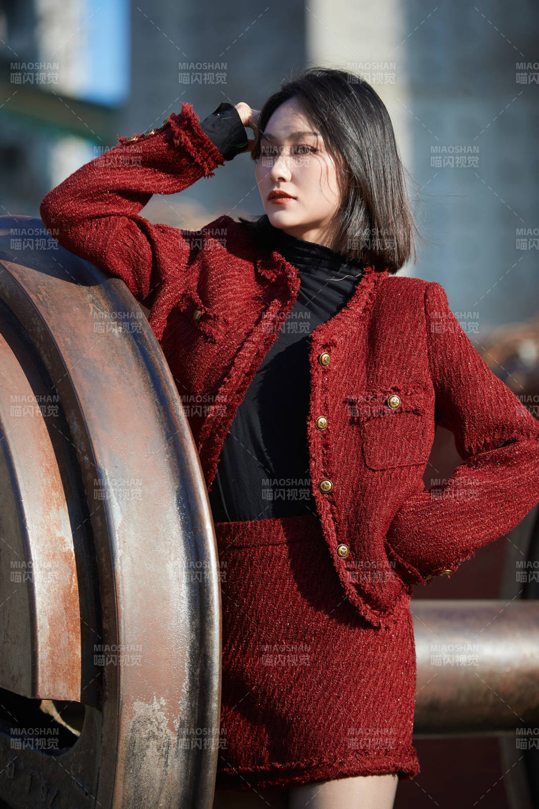 除夕在戶外公園游玩的亞洲少女