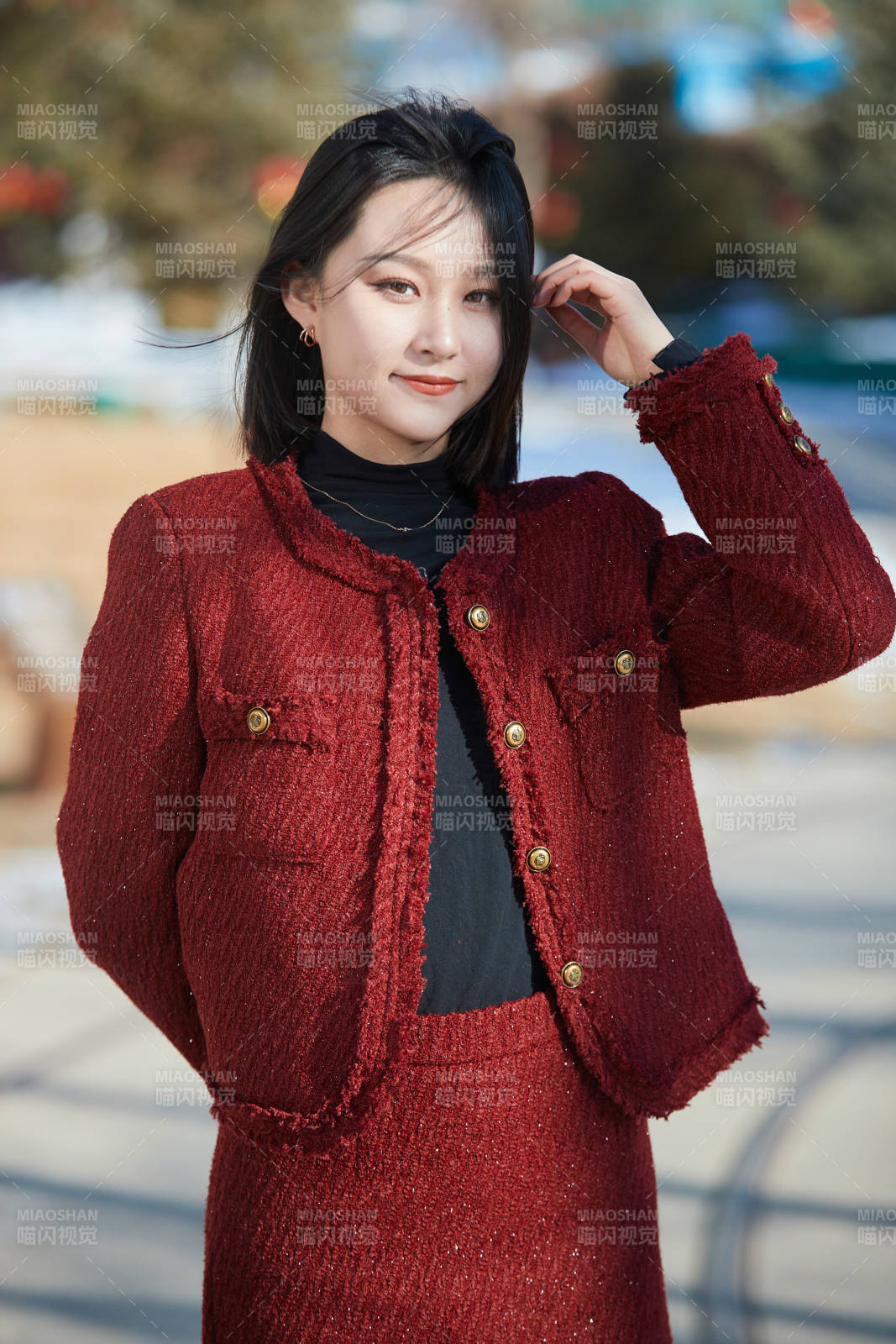 除夕在戶外公園游玩的亞洲少女