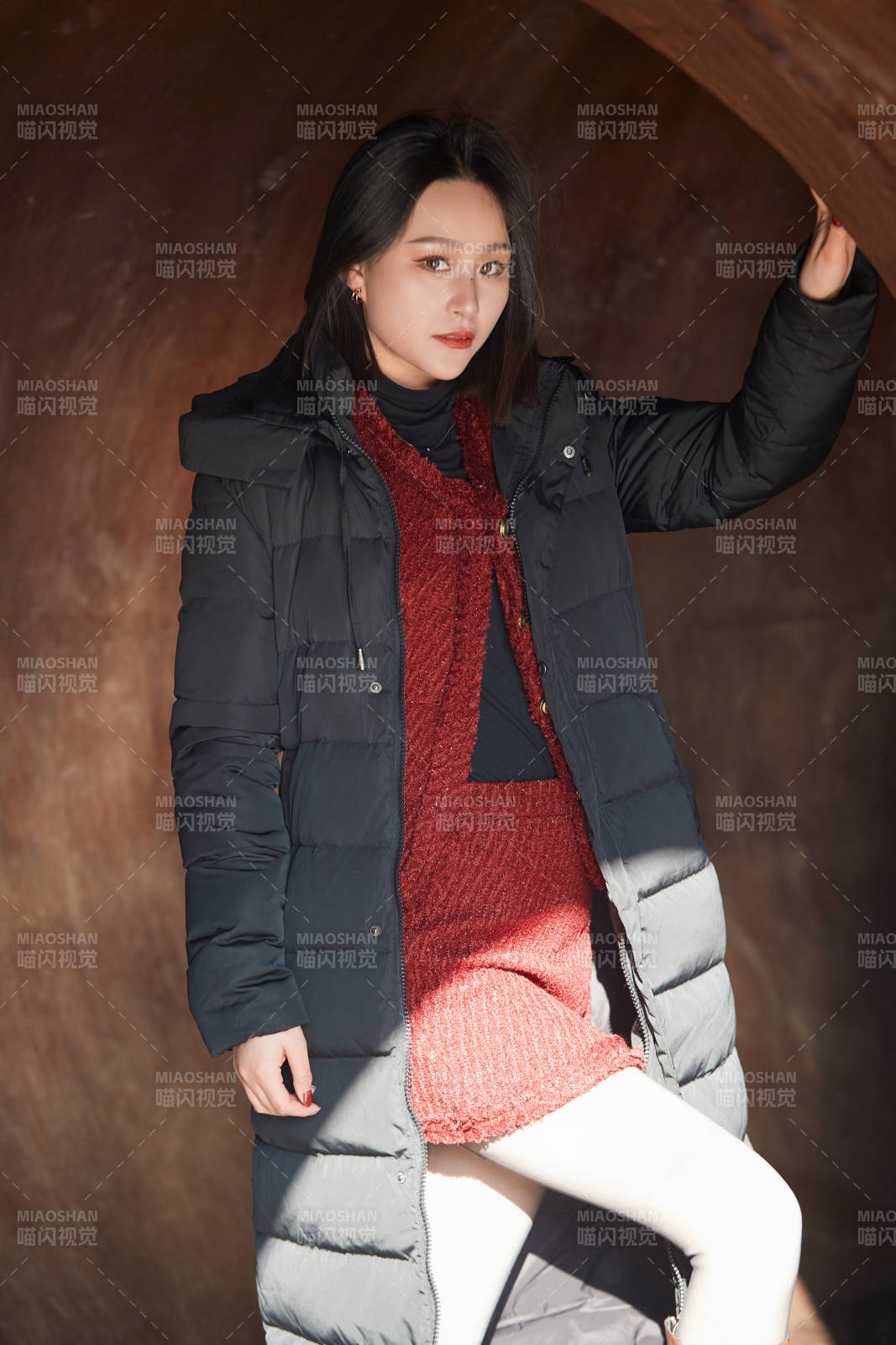 除夕在戶外公園游玩的亞洲少女