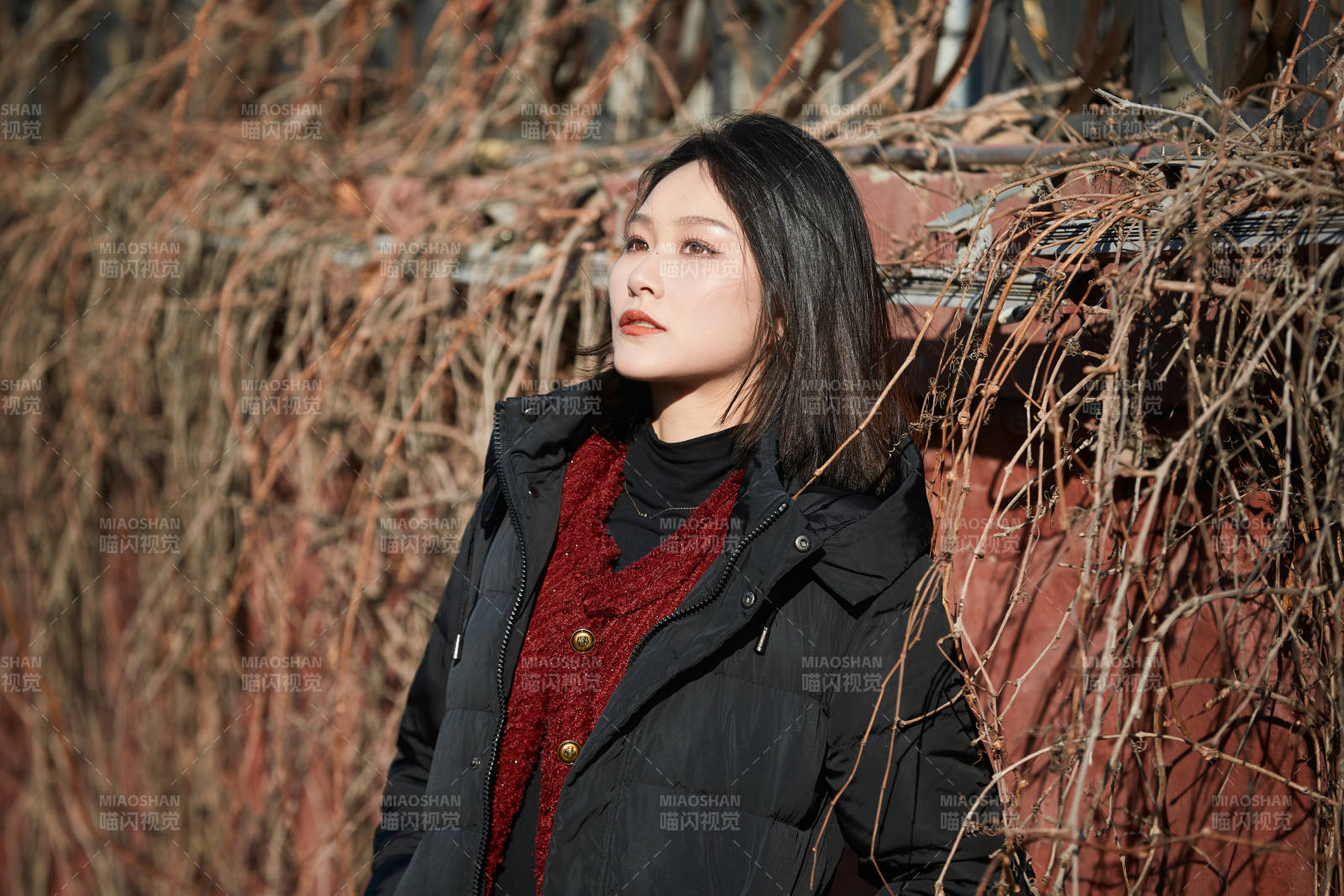 除夕在戶外公園游玩的亞洲少女