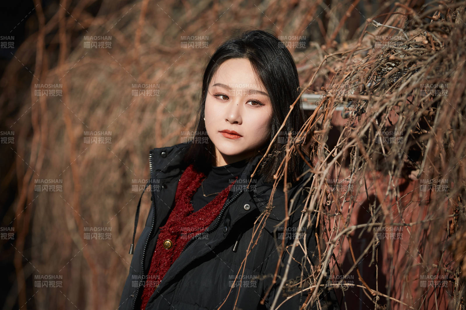 除夕在戶外公園游玩的亞洲少女