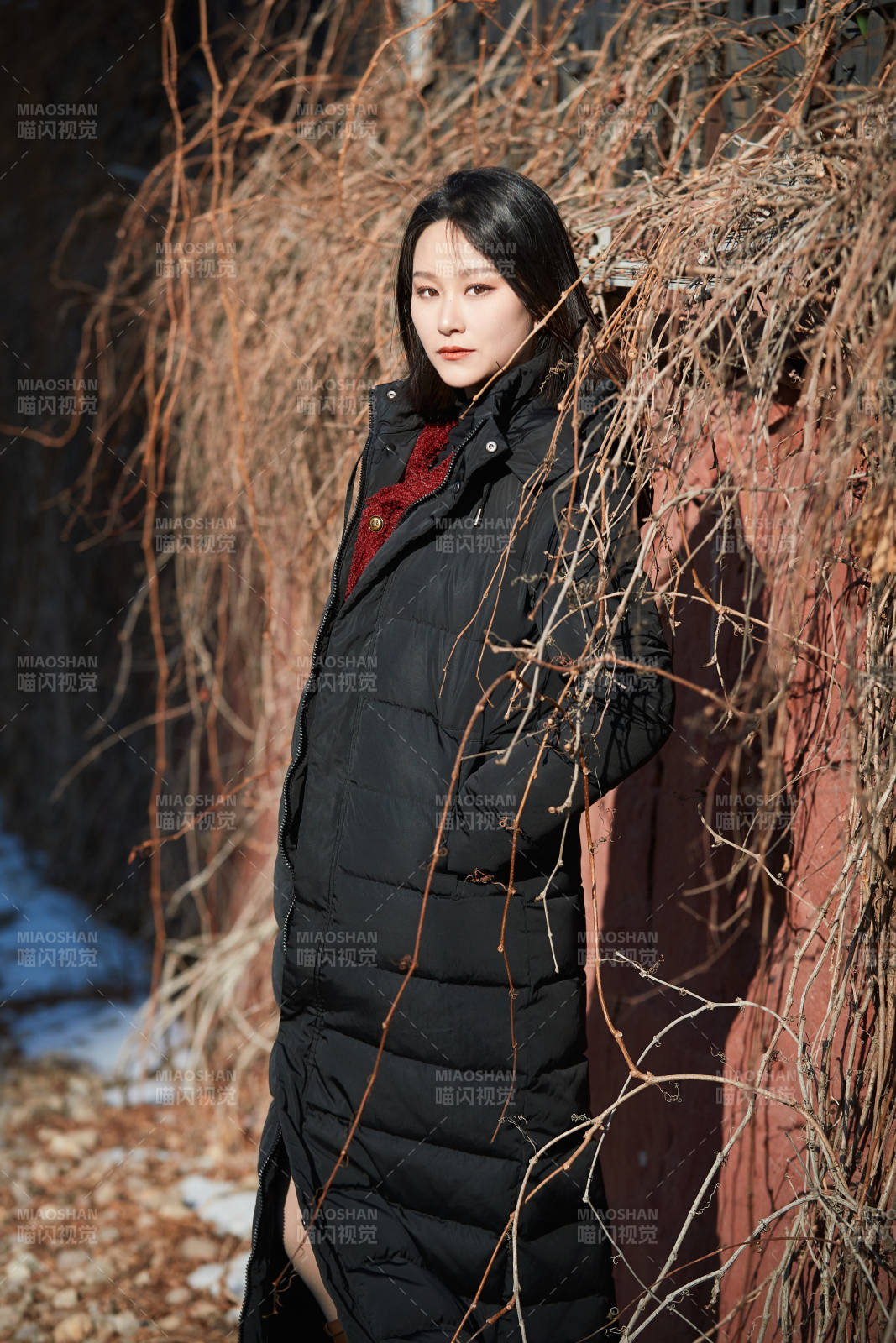 除夕在戶外公園游玩的亞洲少女