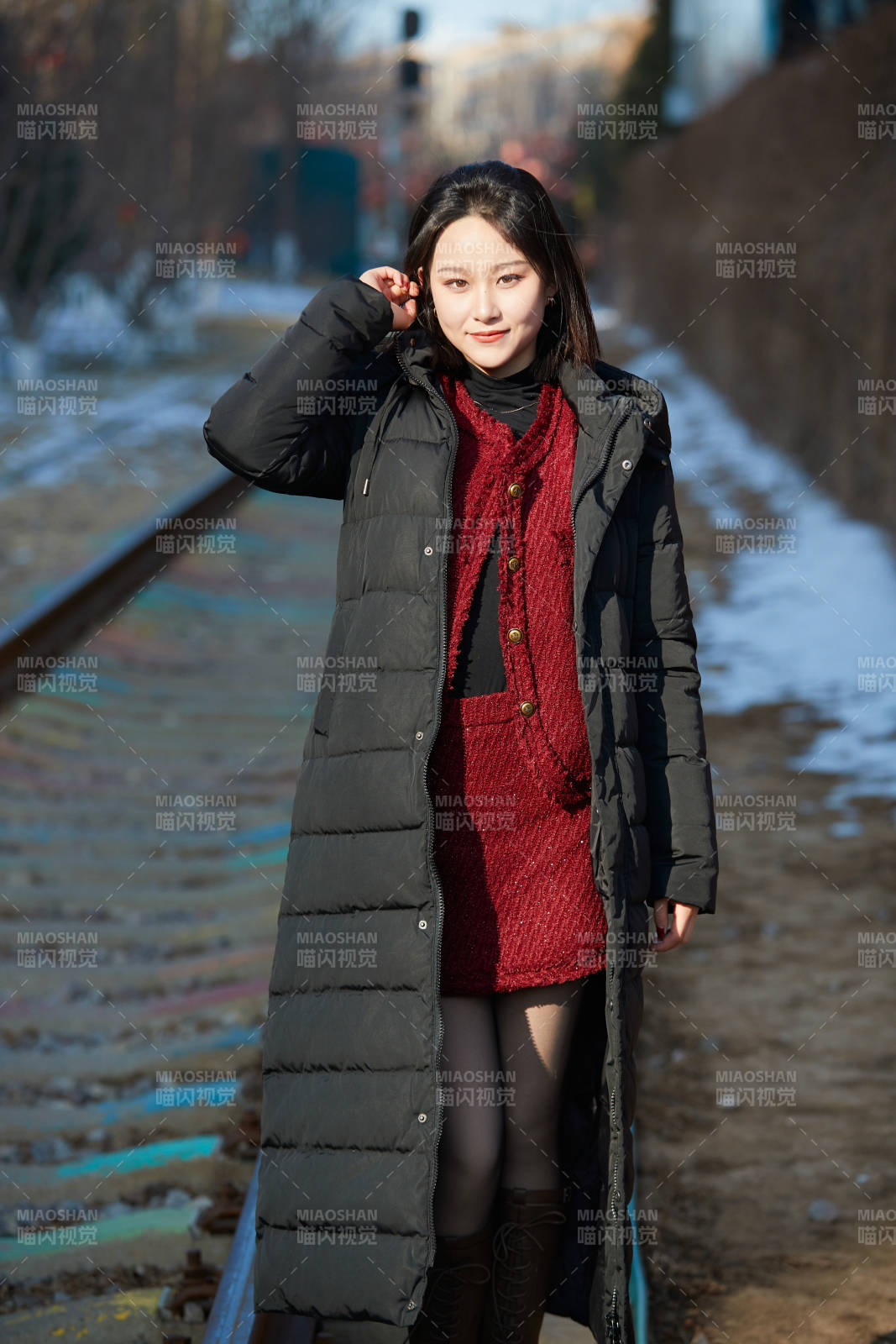 除夕在戶外公園游玩的亞洲少女