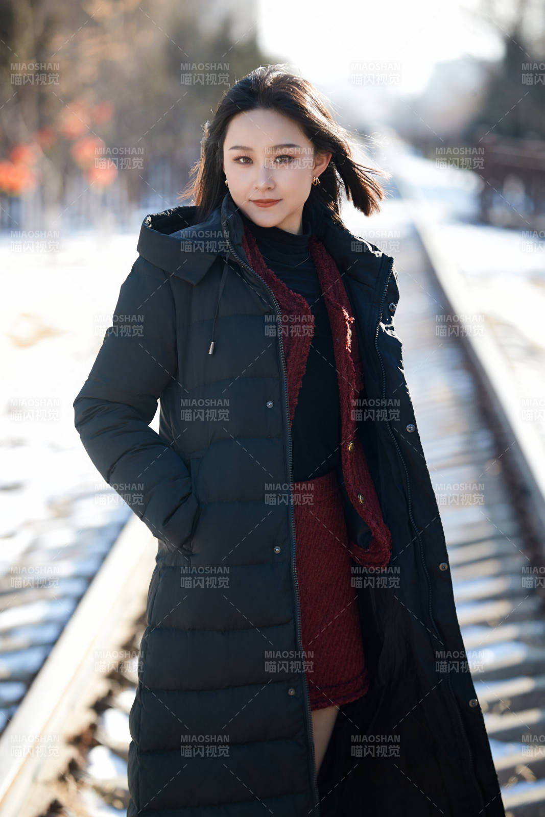 除夕在戶外公園游玩的亞洲少女