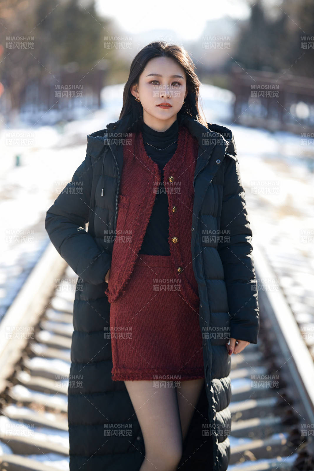 除夕在戶外公園游玩的亞洲少女