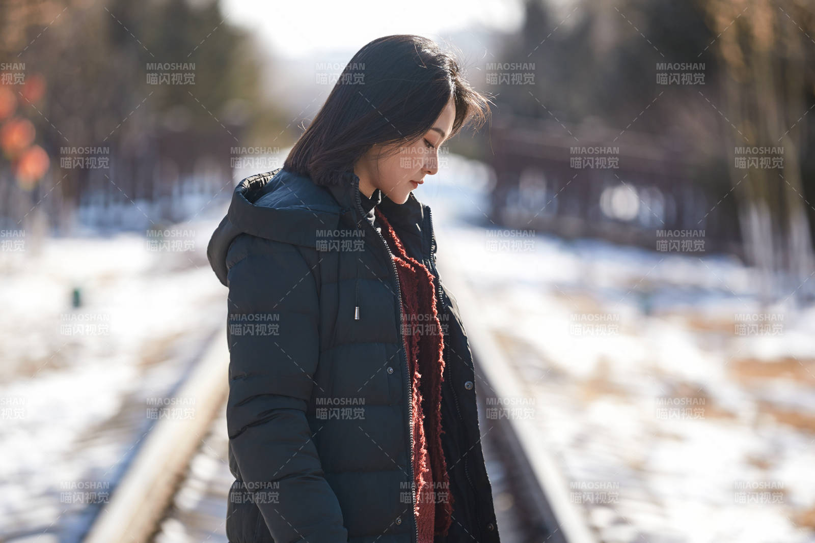 除夕在戶外公園游玩的亞洲少女