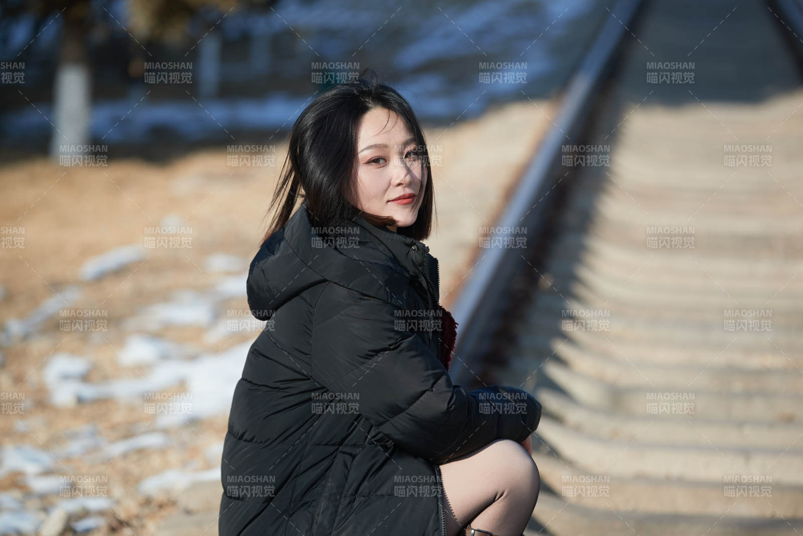除夕在戶外公園游玩的亞洲少女