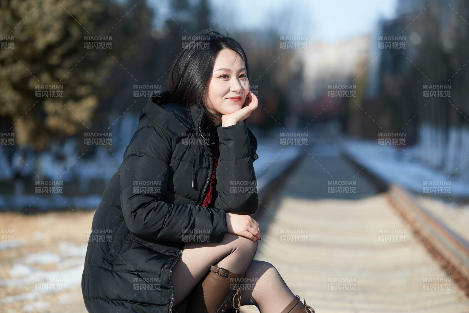 除夕在戶外公園游玩的亞洲少女