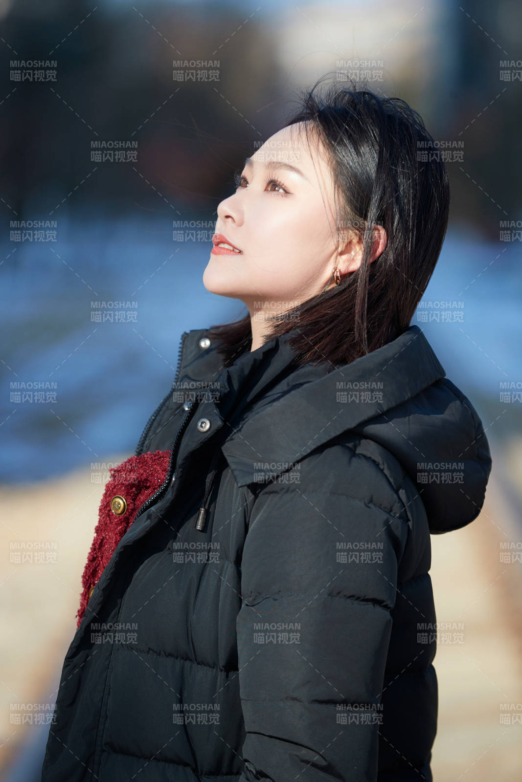 除夕在戶外公園游玩的亞洲少女