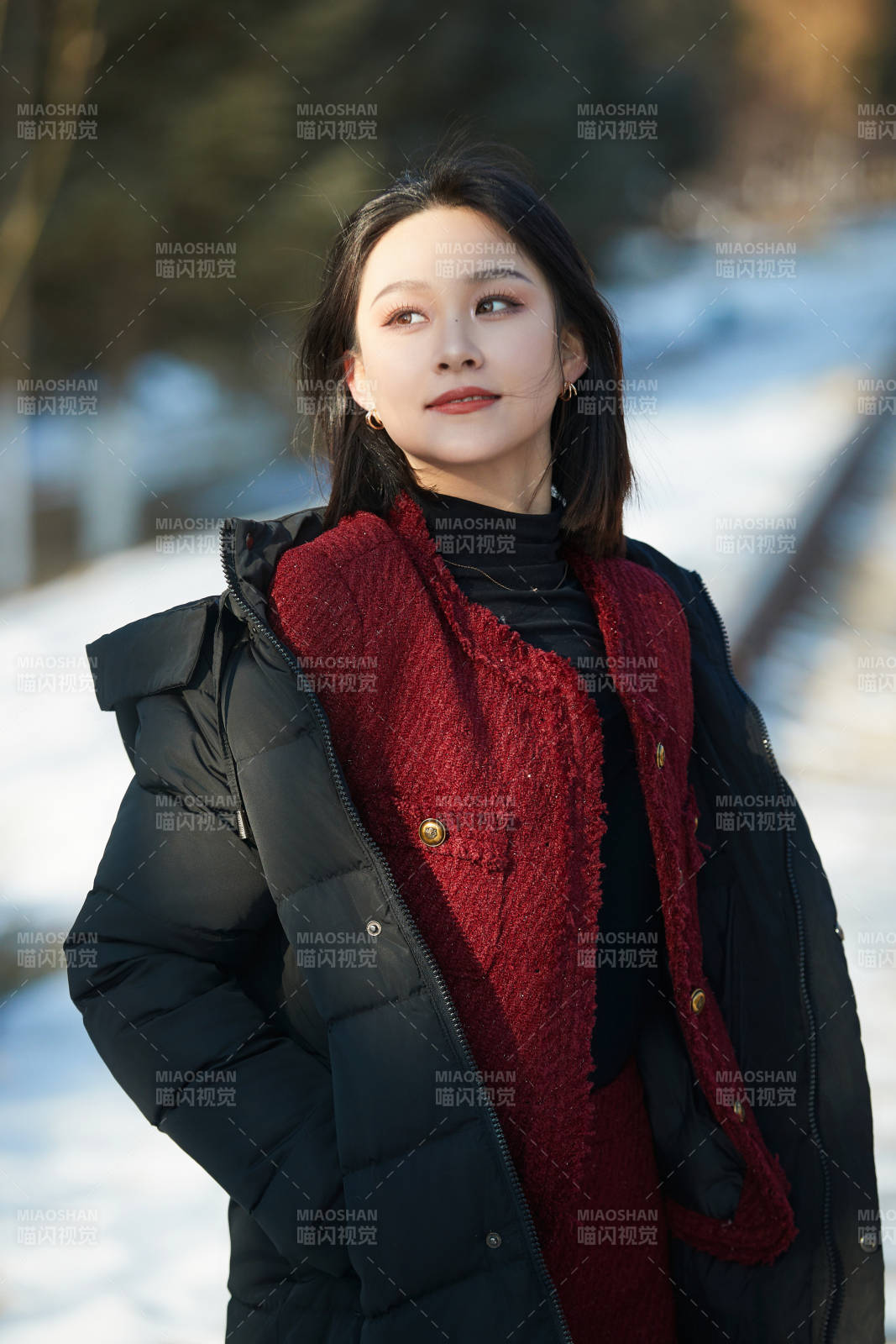 除夕在戶外公園游玩的亞洲少女