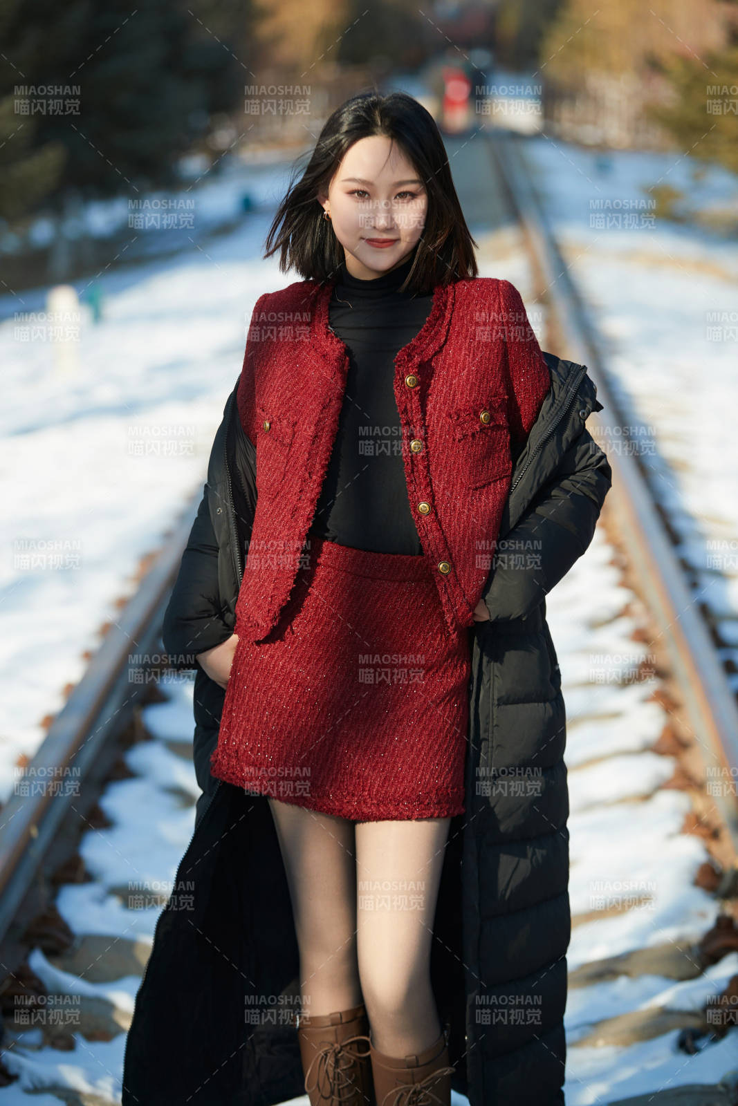 除夕在戶外公園游玩的亞洲少女