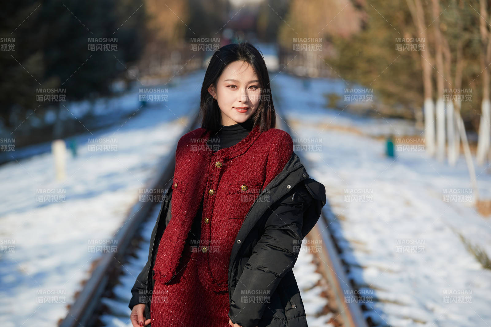 除夕在戶外公園游玩的亞洲少女