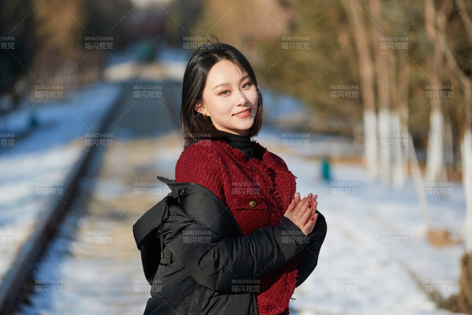 除夕在戶外公園游玩的亞洲少女