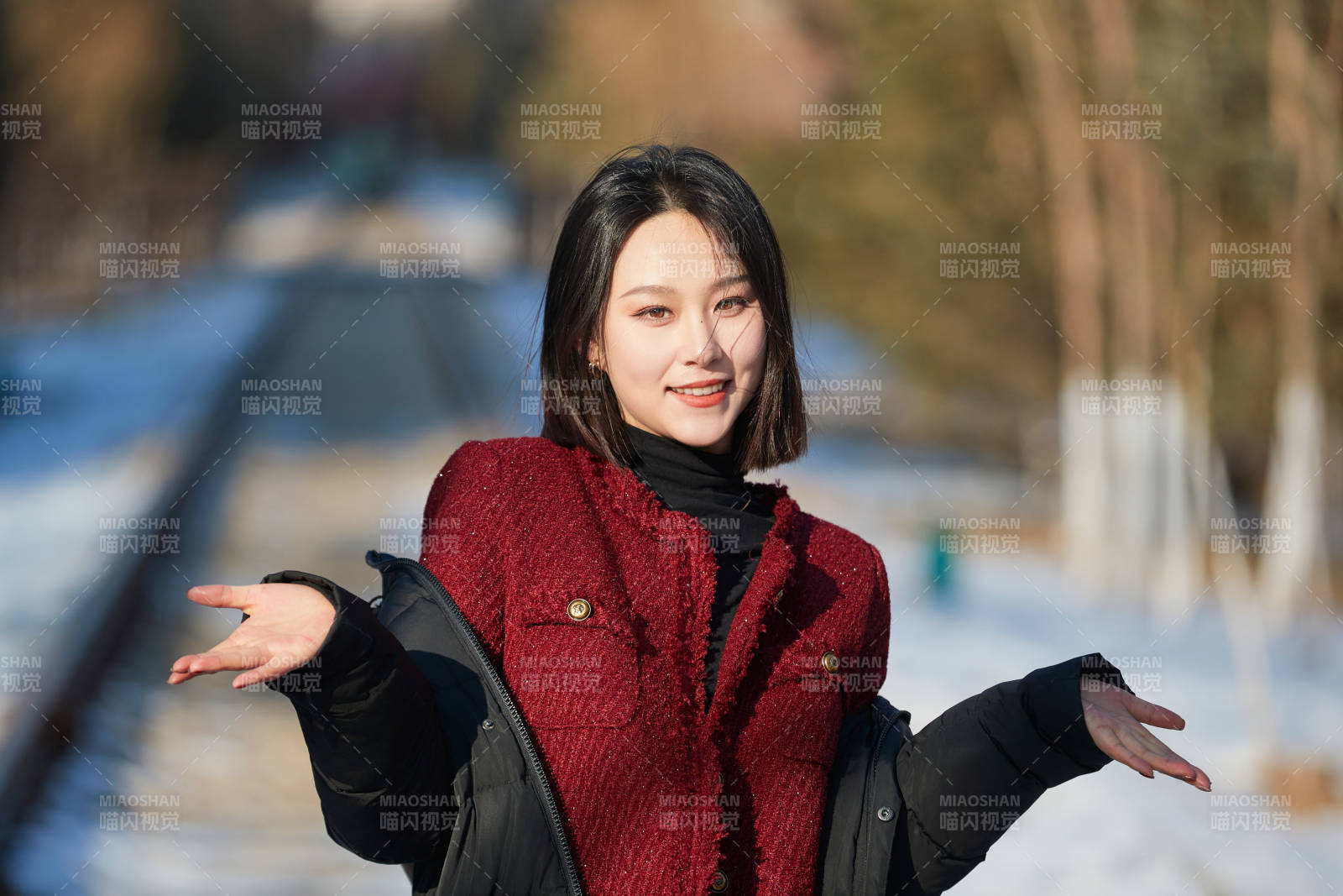除夕在戶外公園游玩的亞洲少女
