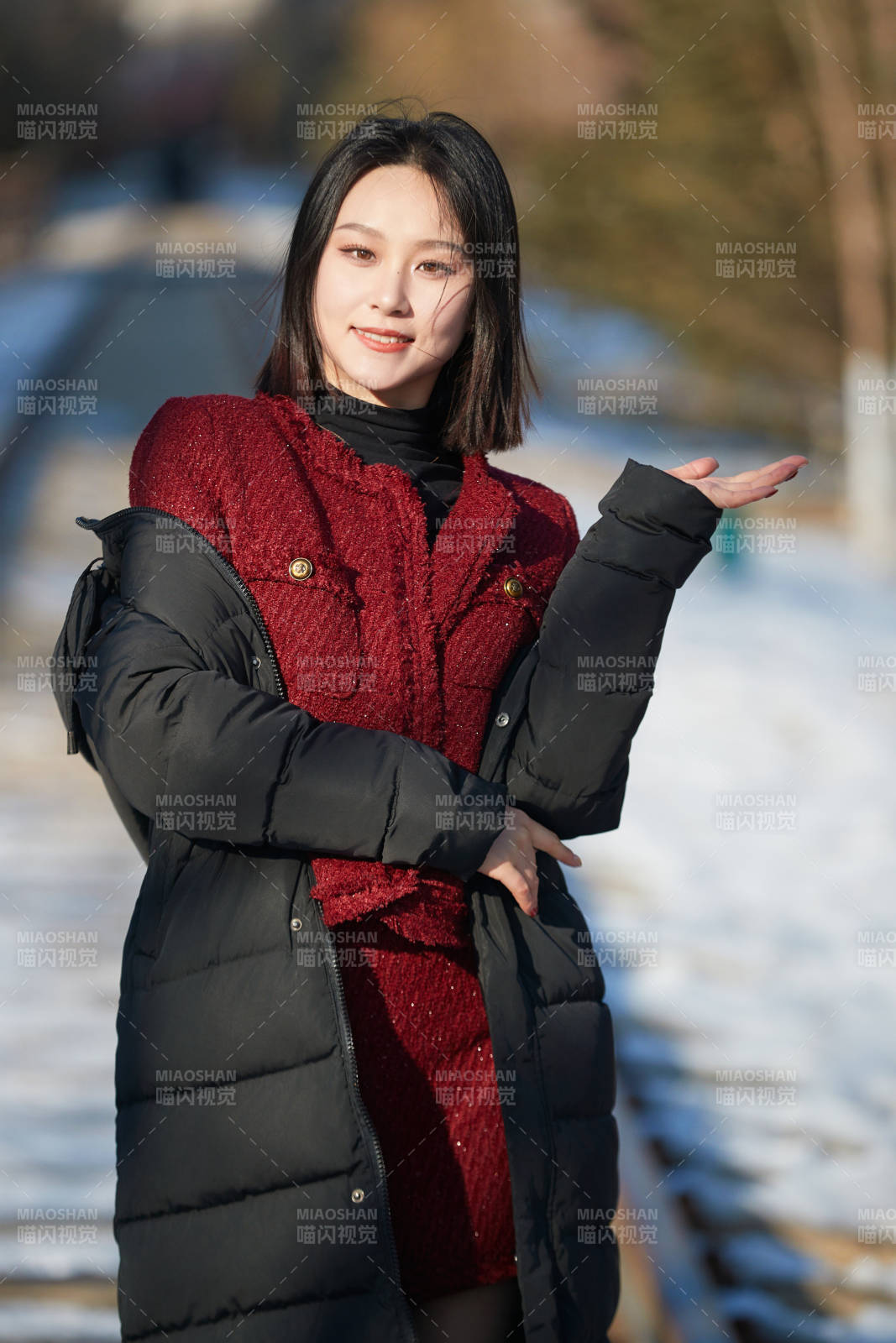 除夕在戶外公園游玩的亞洲少女