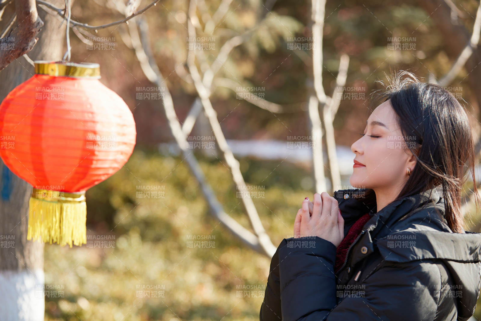 除夕在戶外公園游玩的亞洲少女