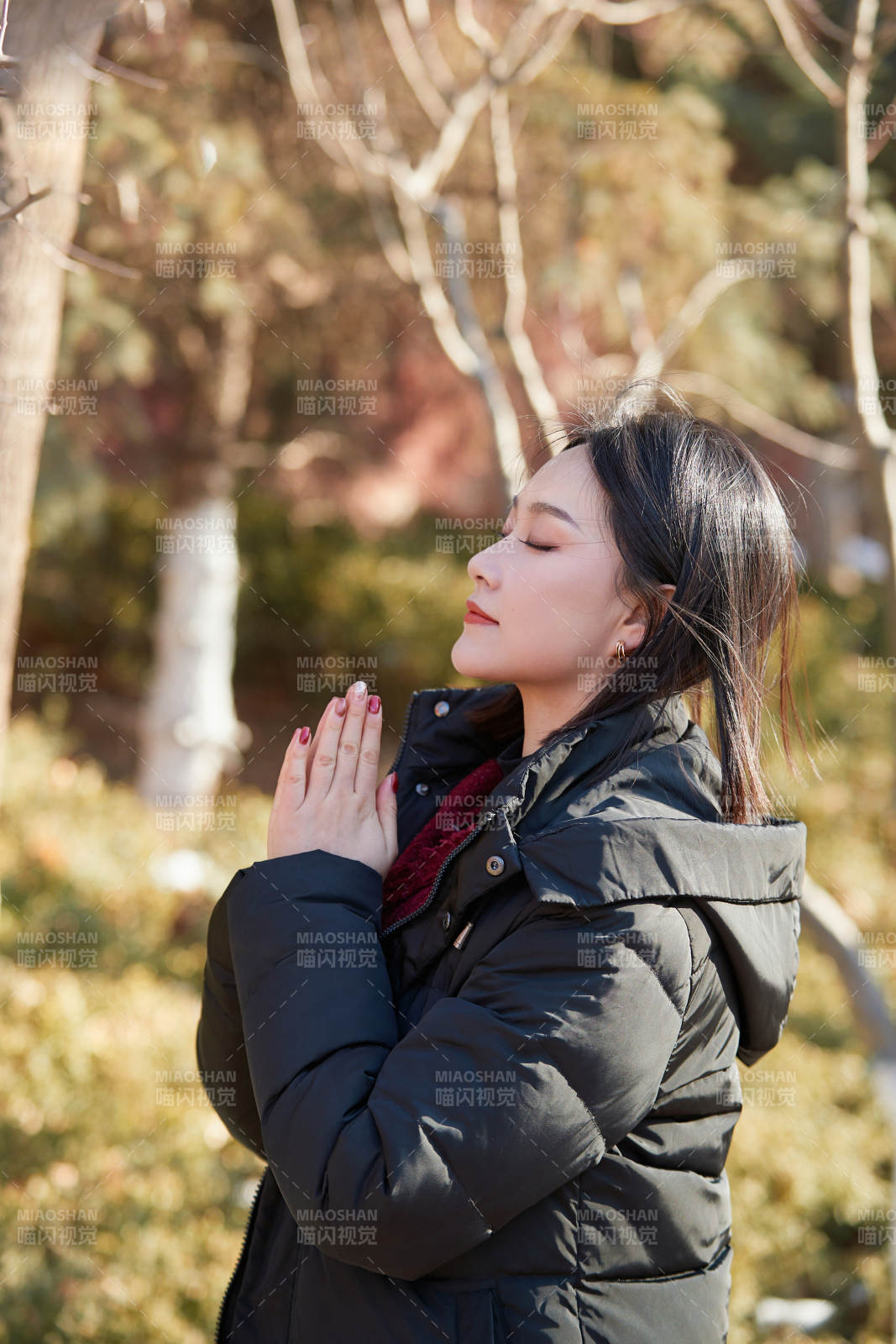 除夕在戶外公園游玩的亞洲少女