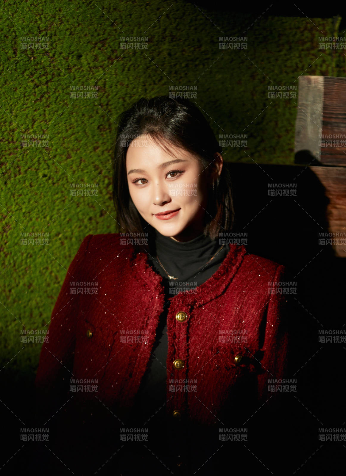 商場里午后陽光照射下的美少女