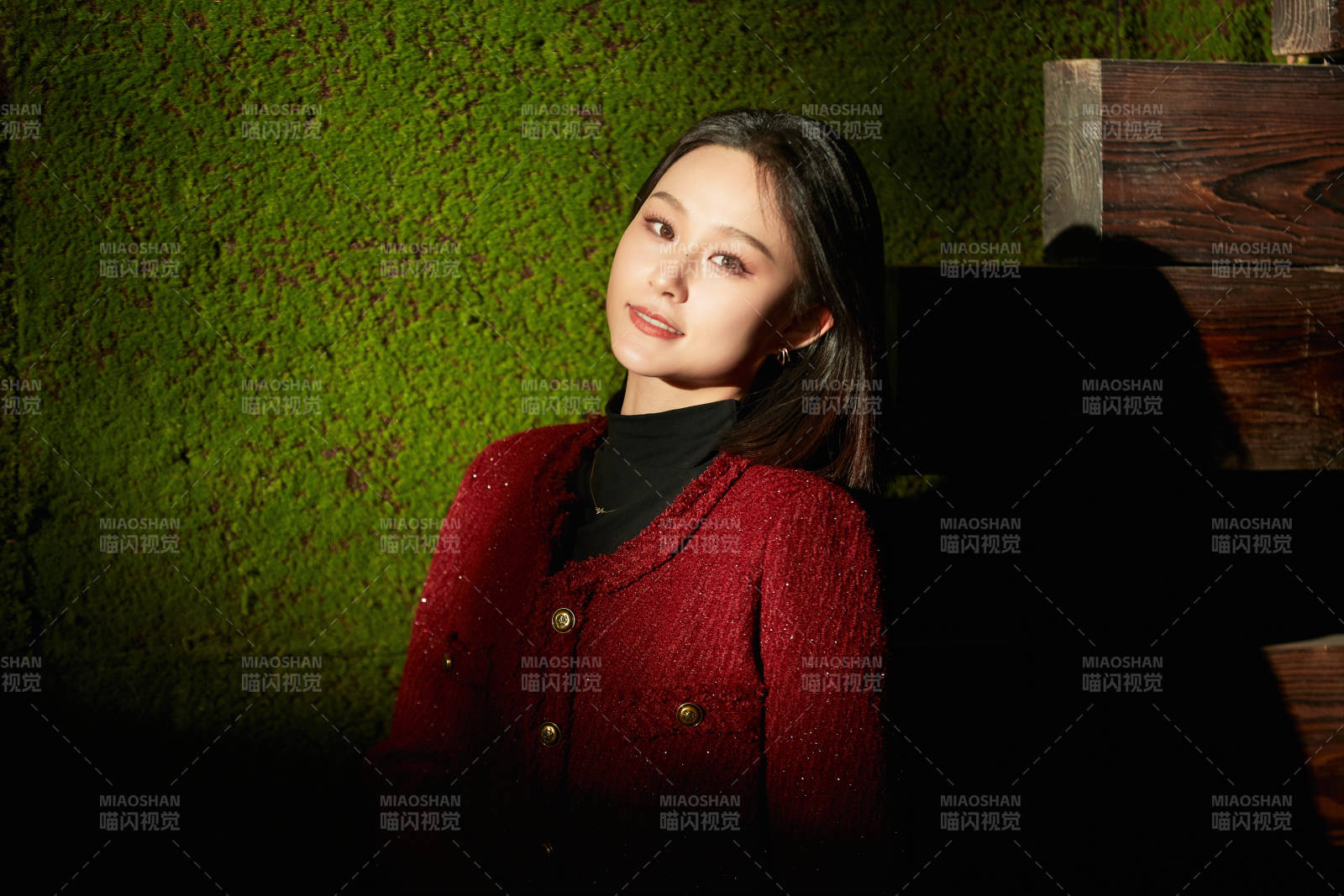 商場里午后陽光照射下的美少女