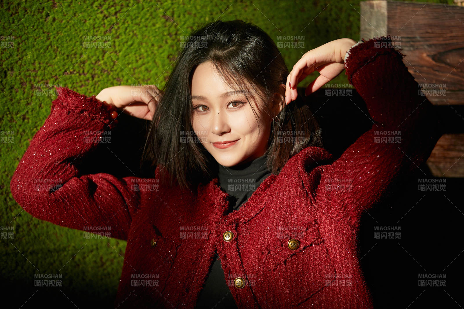 商場里午后陽光照射下的美少女