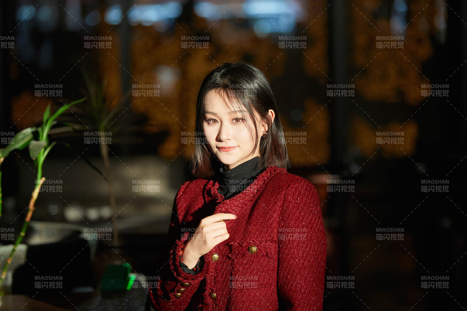 商場里午后陽光照射下的美少女