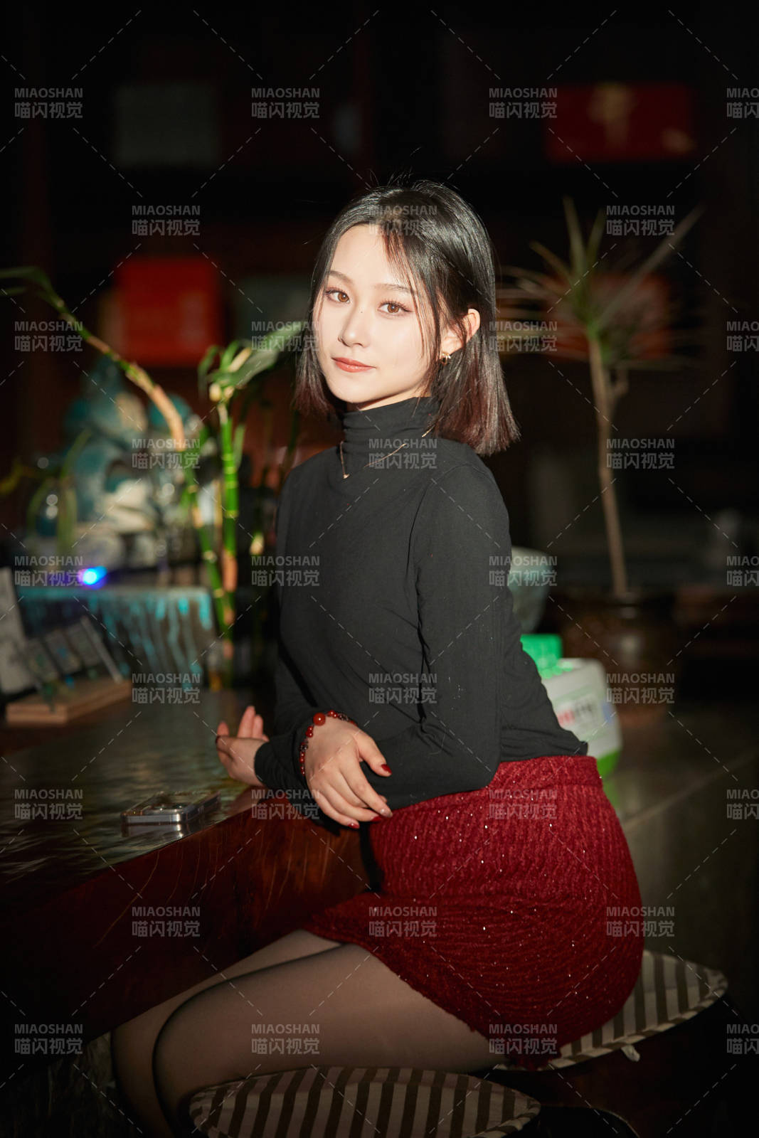 商場里午后陽光照射下的美少女