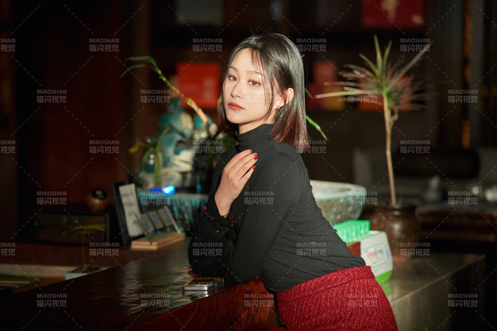 商場里午后陽光照射下的美少女