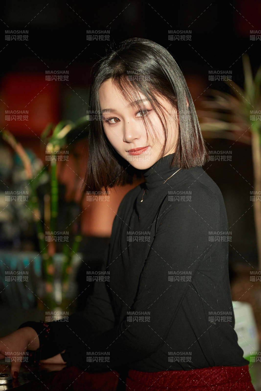 商場里午后陽光照射下的美少女