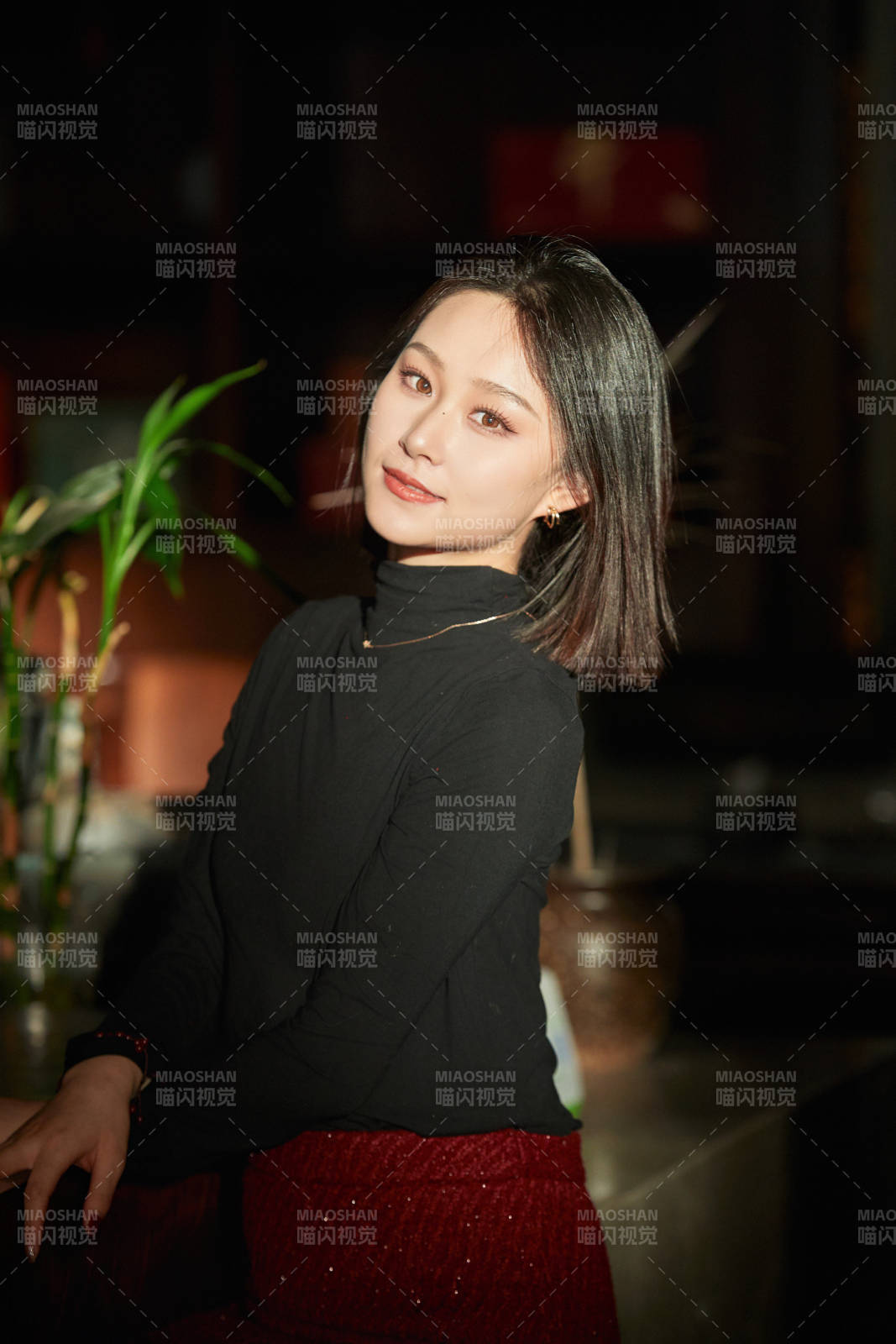 商場里午后陽光照射下的美少女