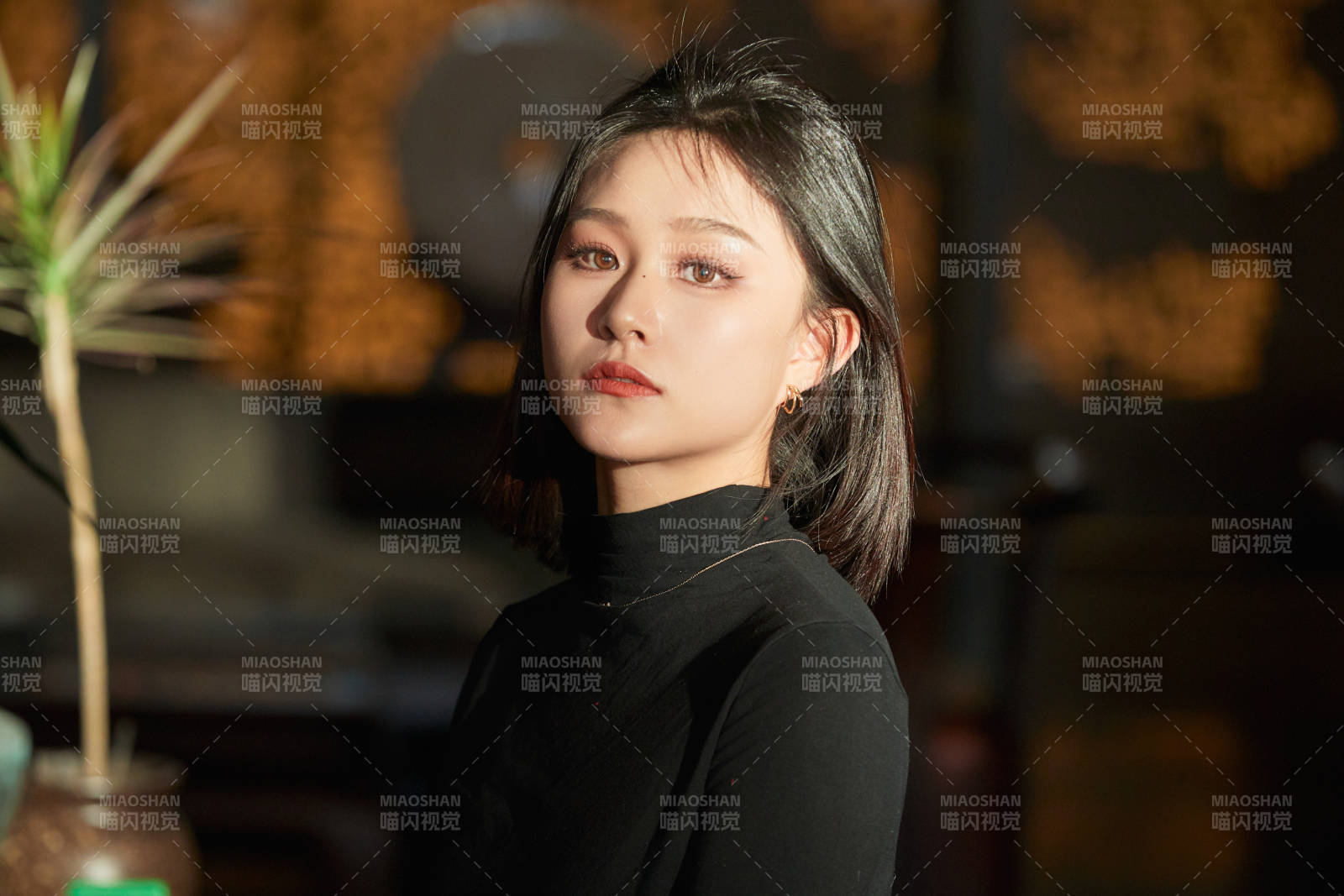 商場里午后陽光照射下的美少女