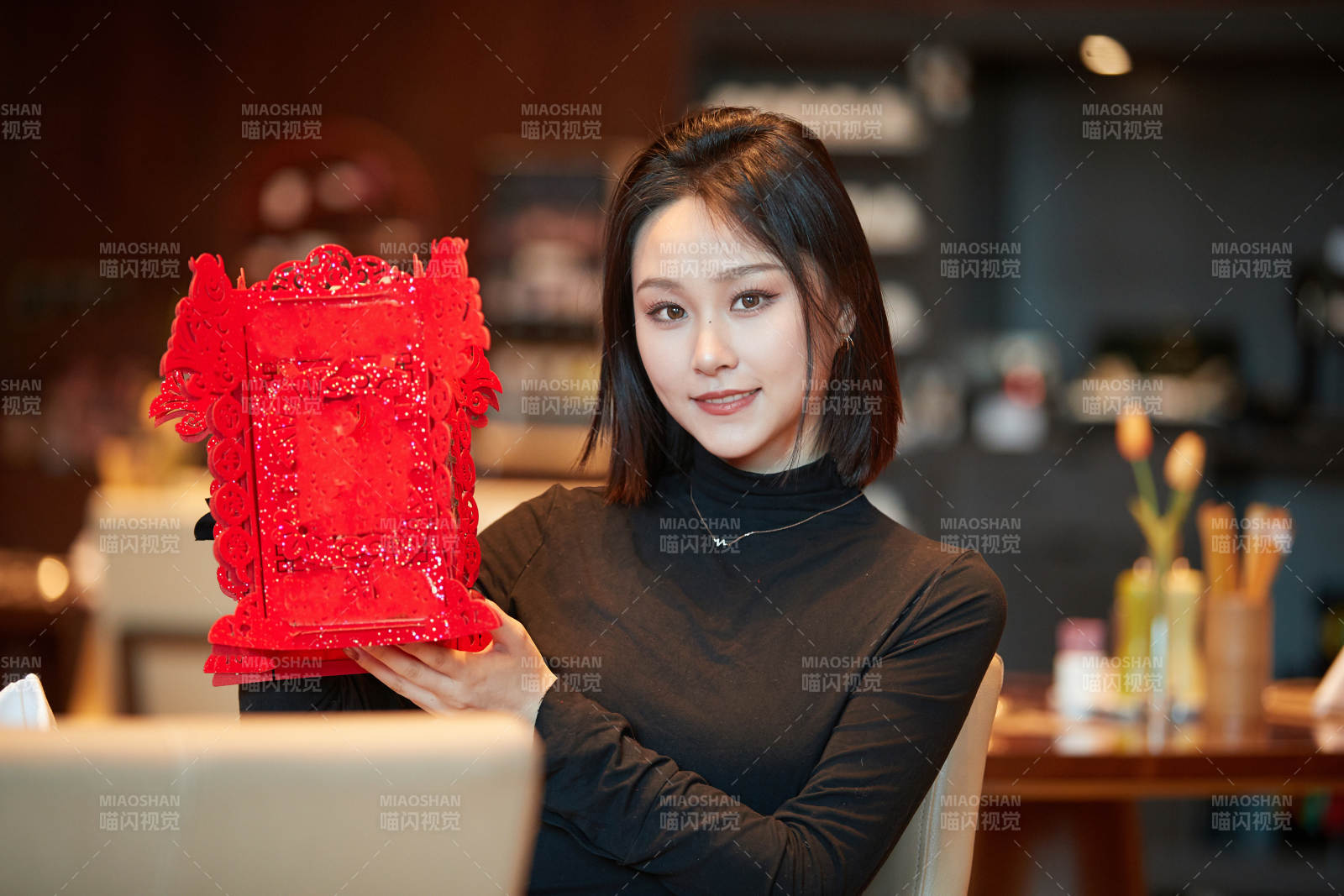 除夕在酒店餐廳慶祝新春的亞洲少女