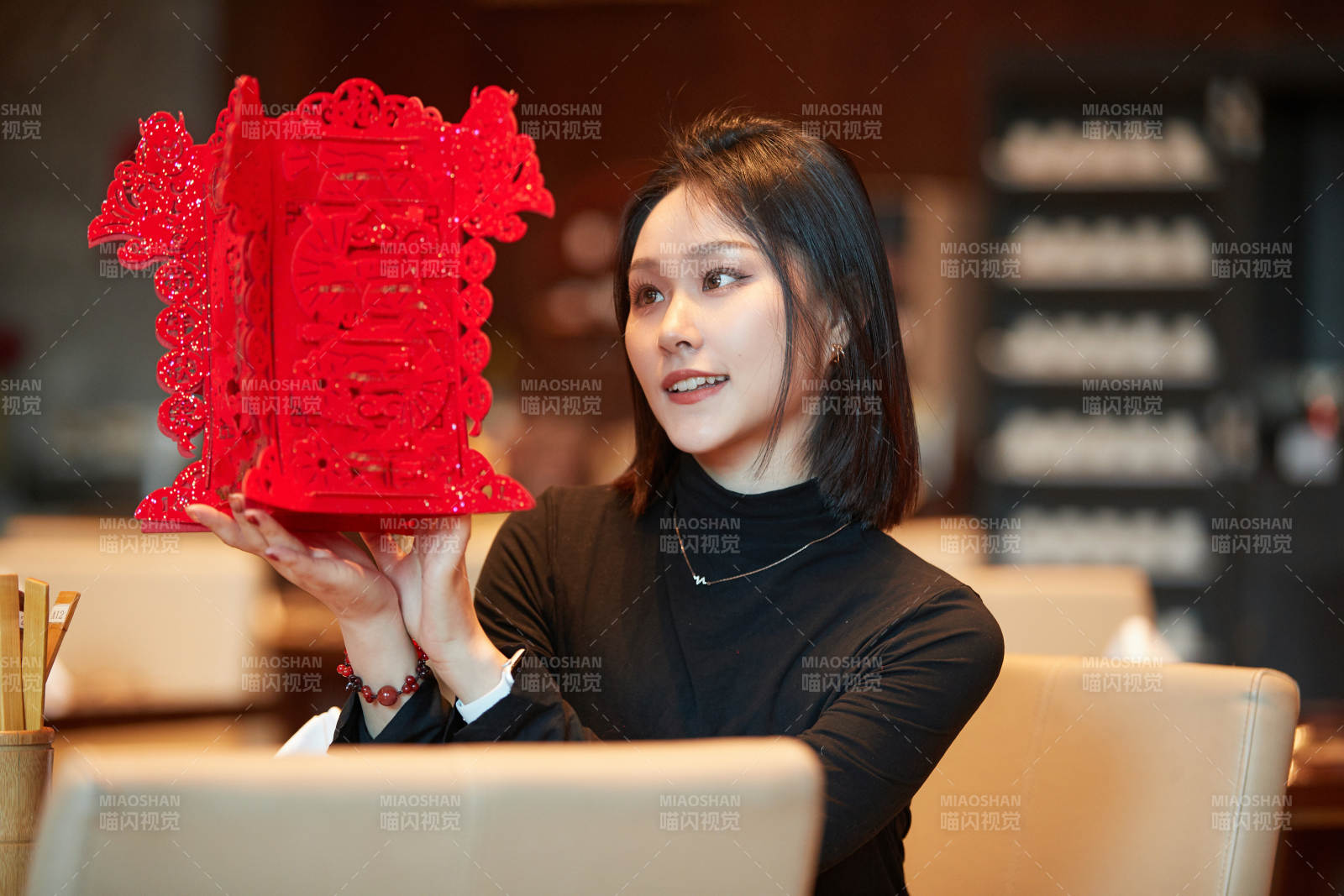 除夕在酒店餐廳慶祝新春的亞洲少女