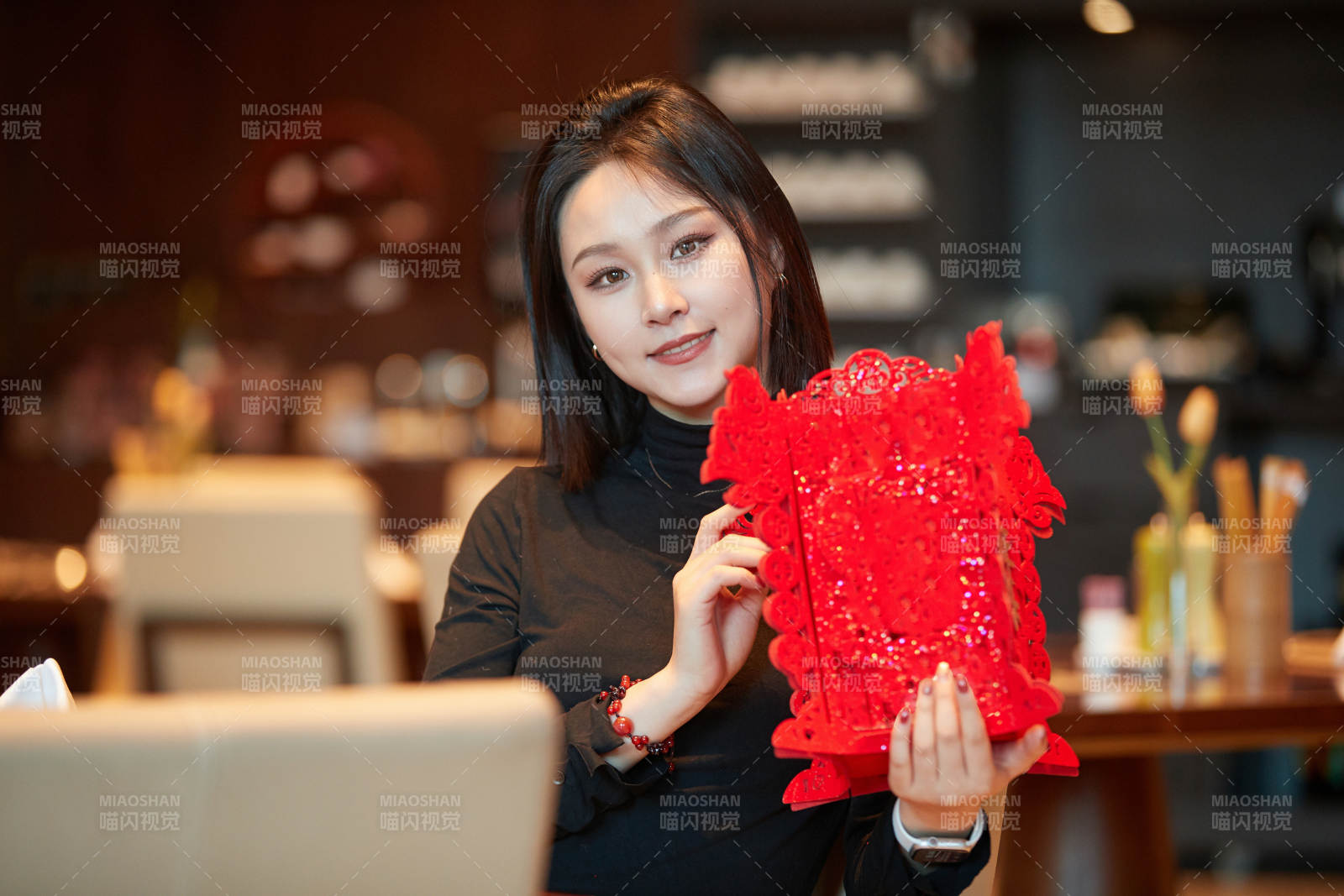 除夕在酒店餐廳慶祝新春的亞洲少女