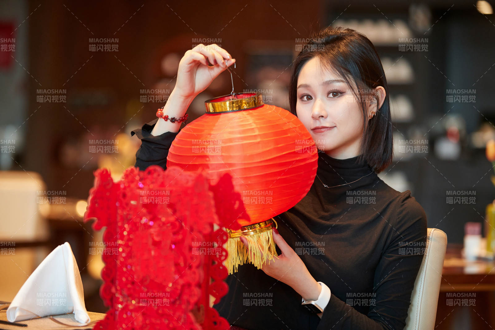 除夕在酒店餐廳慶祝新春的亞洲少女