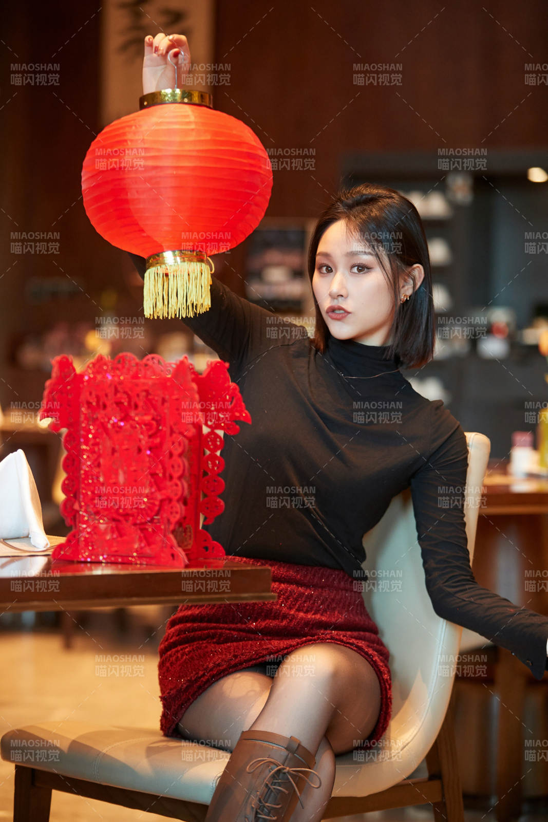 除夕在酒店餐廳慶祝新春的亞洲少女