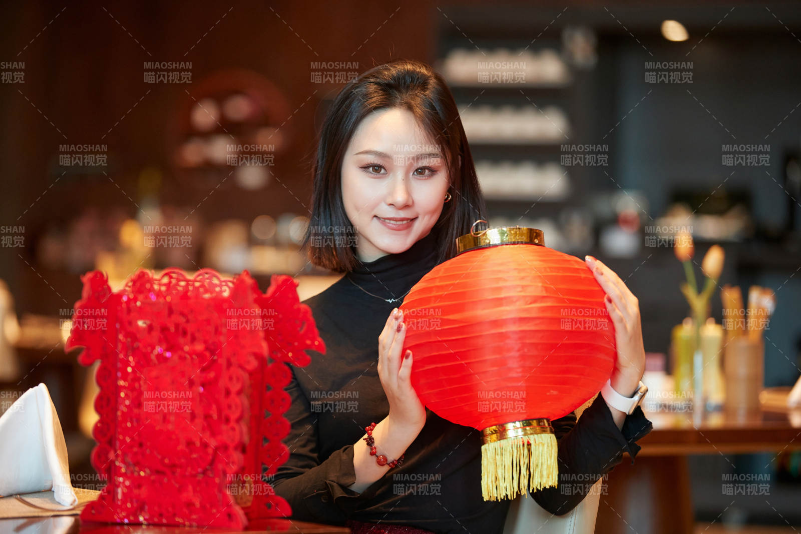 除夕在酒店餐廳慶祝新春的亞洲少女