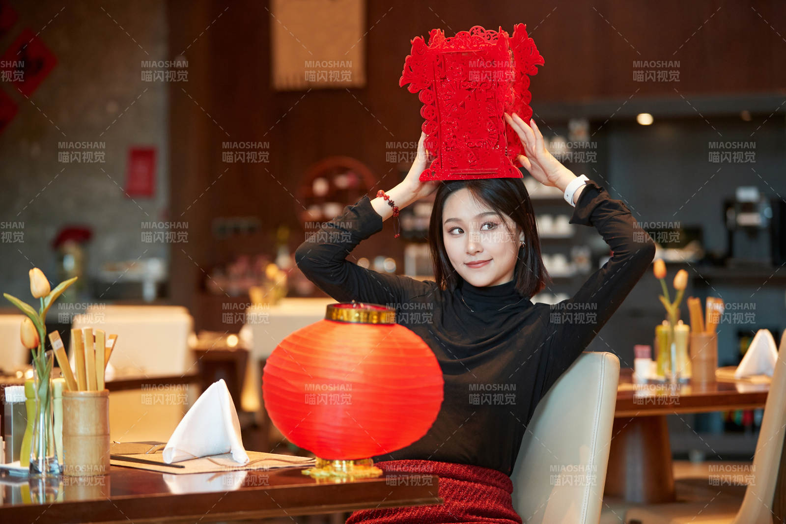 除夕在酒店餐廳慶祝新春的亞洲少女