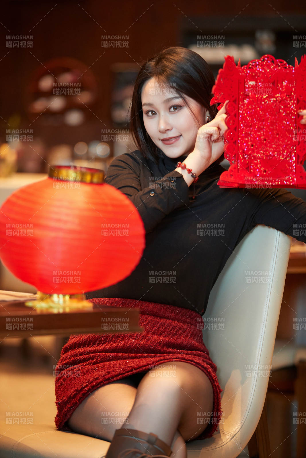 除夕在酒店餐廳慶祝新春的亞洲少女