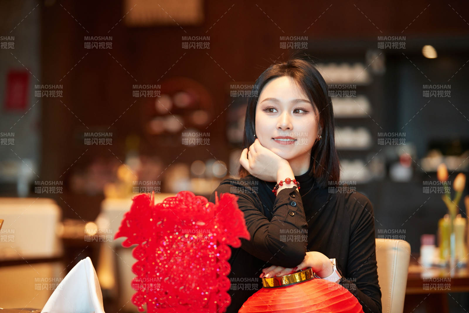 除夕在酒店餐廳慶祝新春的亞洲少女