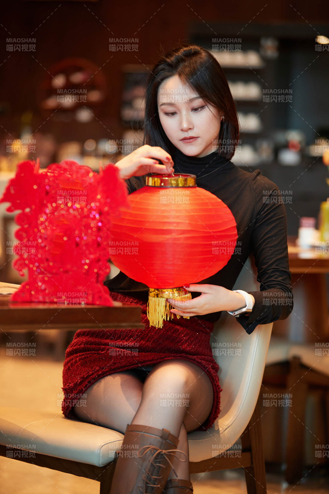 除夕在酒店餐廳慶祝新春的亞洲少女