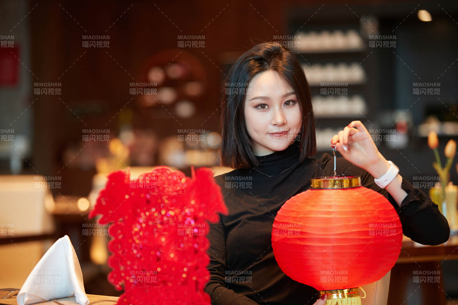 除夕在酒店餐廳慶祝新春的亞洲少女