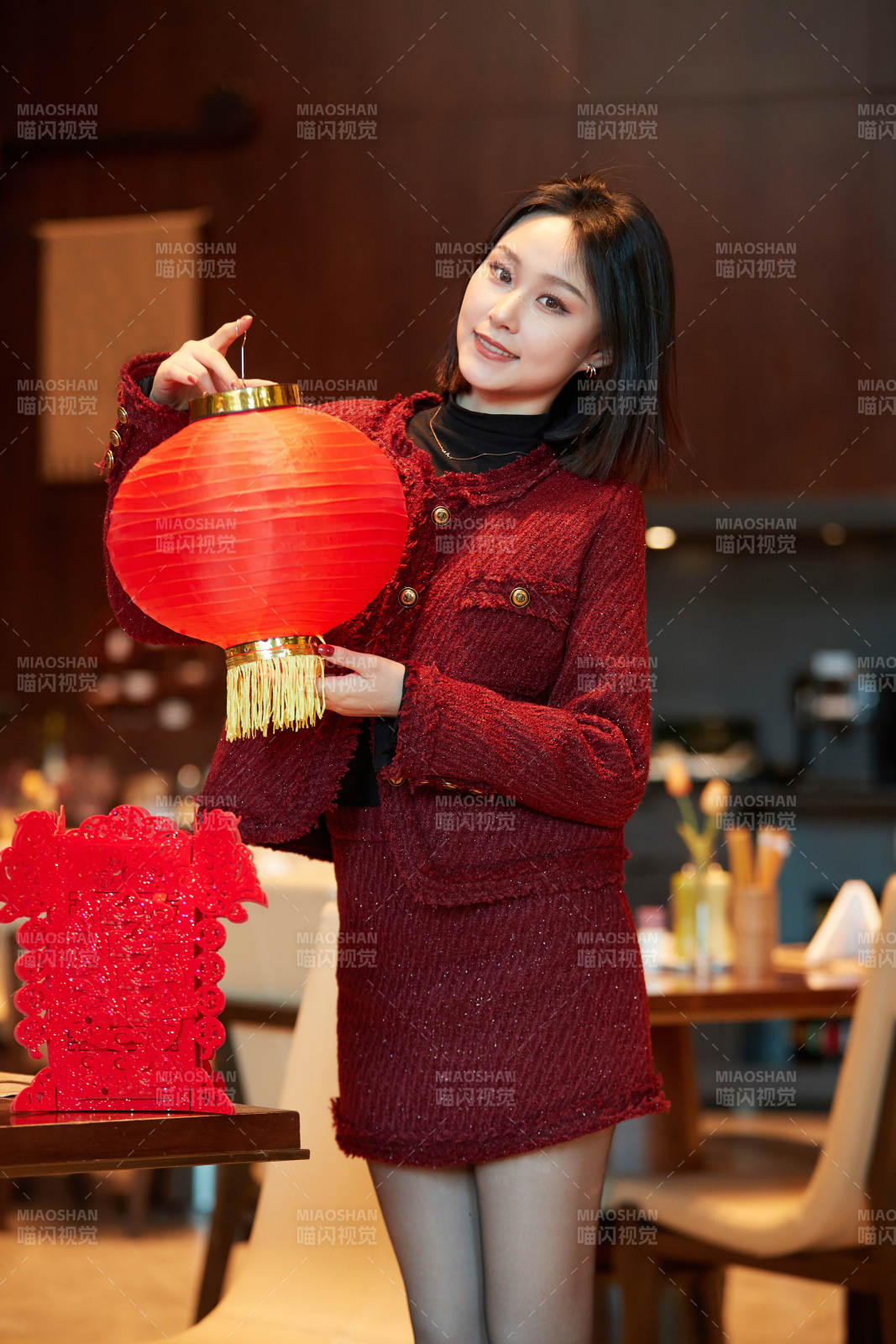 除夕在酒店餐廳慶祝新春的亞洲少女