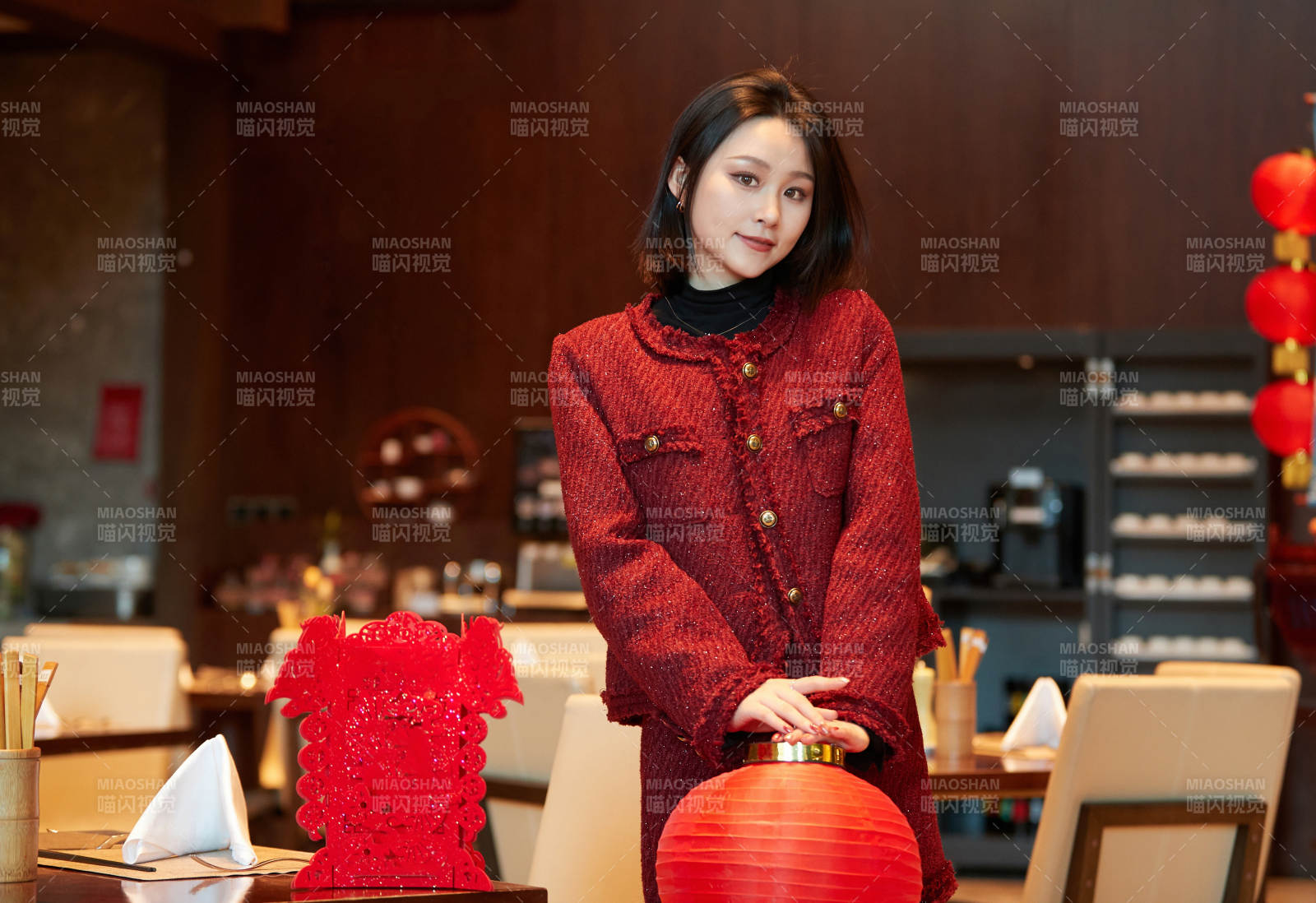 除夕在酒店餐廳慶祝新春的亞洲少女