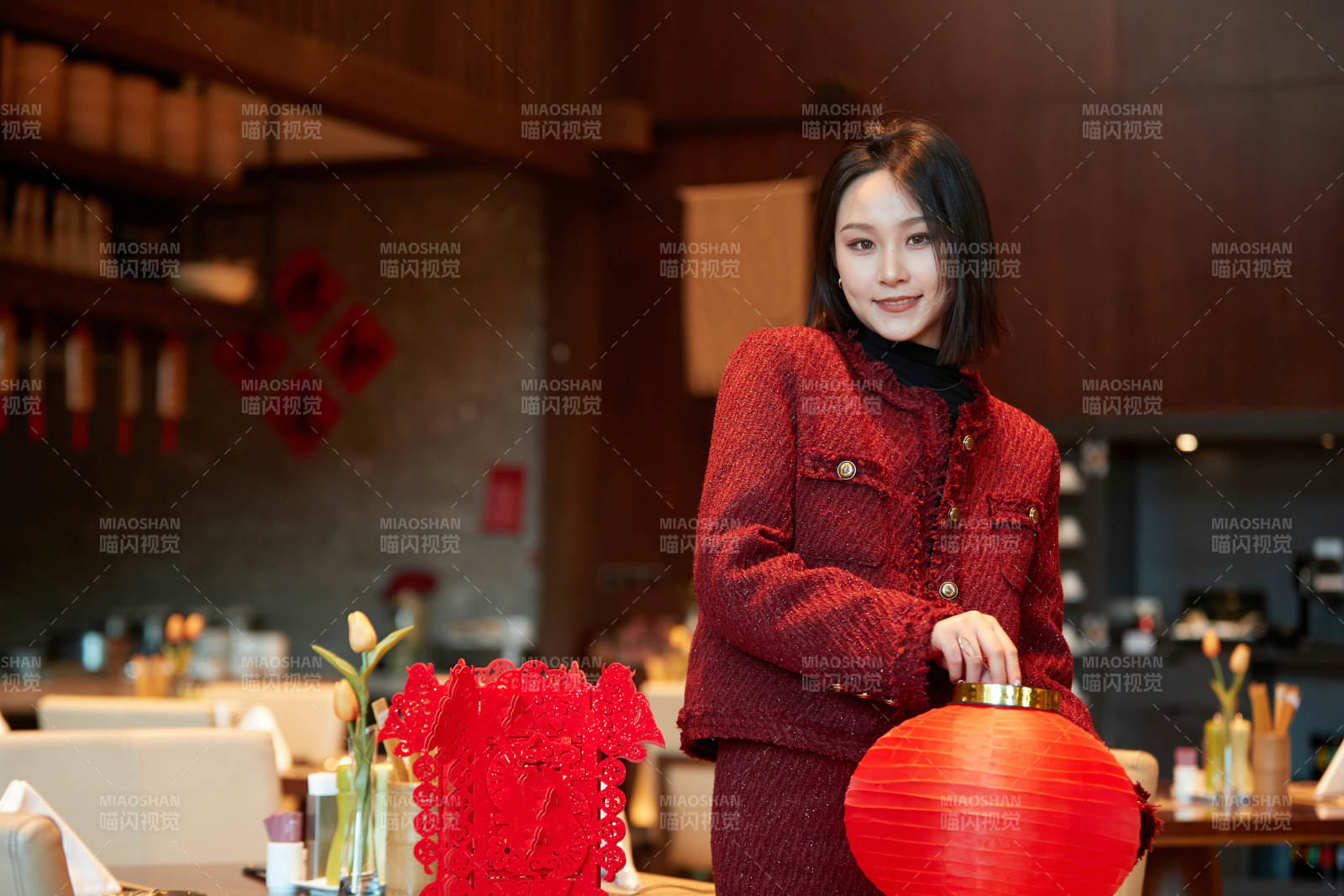 除夕在酒店餐廳慶祝新春的亞洲少女