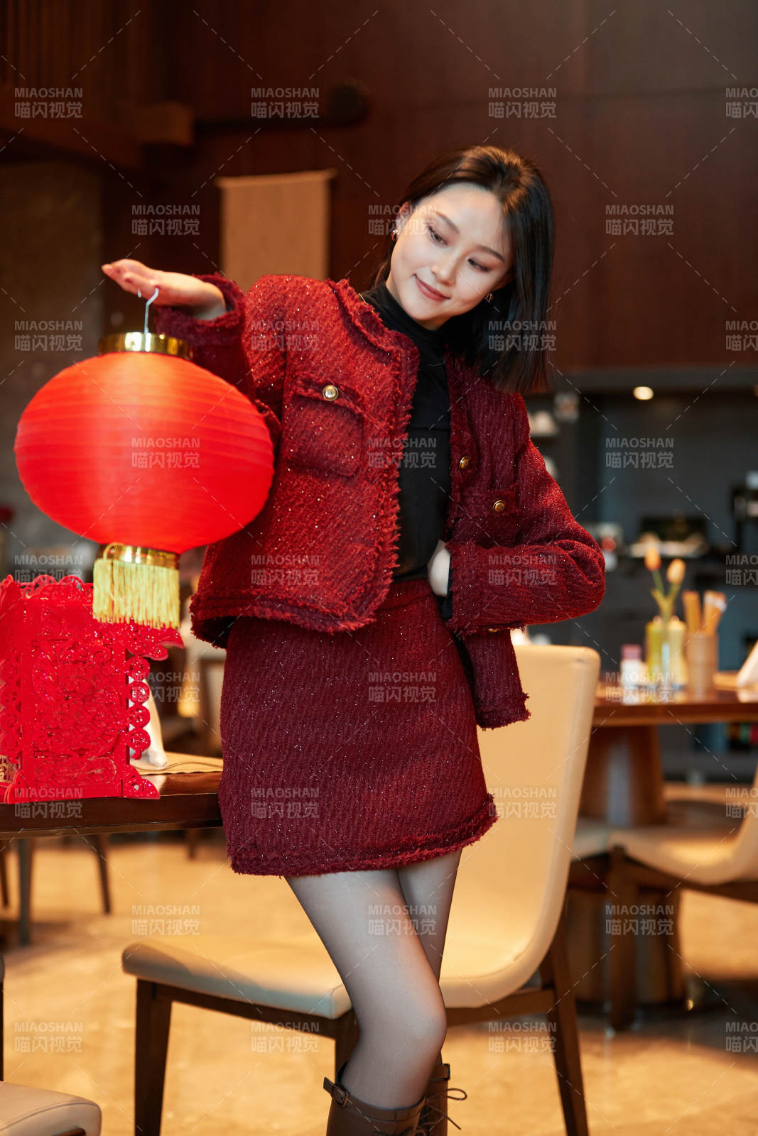 除夕在酒店餐廳慶祝新春的亞洲少女